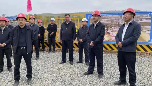 10月5日下午，臨夏州委書記郭鶴立一行來到隧道公司承建的和政綜合農貿市場及冷鏈物流倉儲中心建設項目（一期工程）觀摩。州委副書記、代州長何東，州領導王鴻岳、馬秀蘭、馬斌、李文瑞等，和政縣委、縣政府相關領