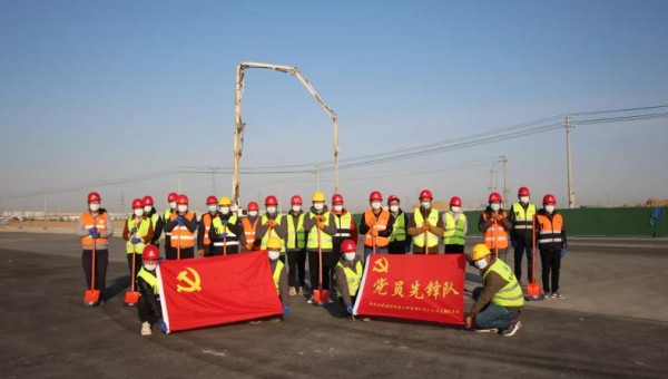 建設(shè)一支隊伍，舉起一面旗幟，鞏固一個陣地，履行一份承諾?！拔沂屈h員，我先上！”面對突發(fā)疫情遭遇戰(zhàn)，三公司黨支部充分發(fā)揮戰(zhàn)斗堡壘作用，廣大黨員主動請纓，挺身而出，沖鋒在前，在戰(zhàn)疫搶工一線，黨員先鋒隊一次